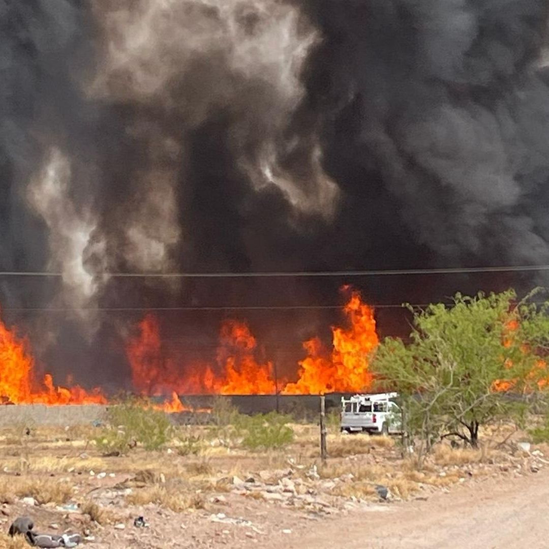 Se Incendia Fábrica de Tarimas en Chihuahua; Hay Bomberos Lesionados