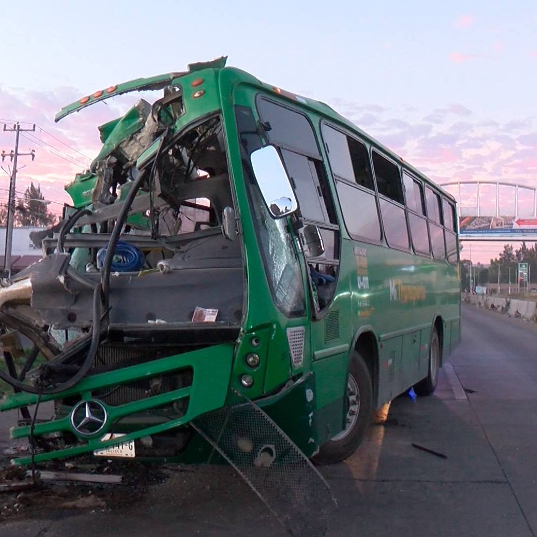 Chofer de Transporte Público Se Queda Dormido y Choca contra Tráiler