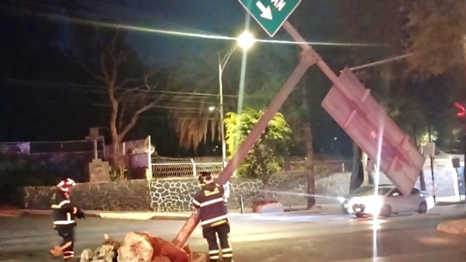 Cae letrero de señalización en Inusrgentes Sur