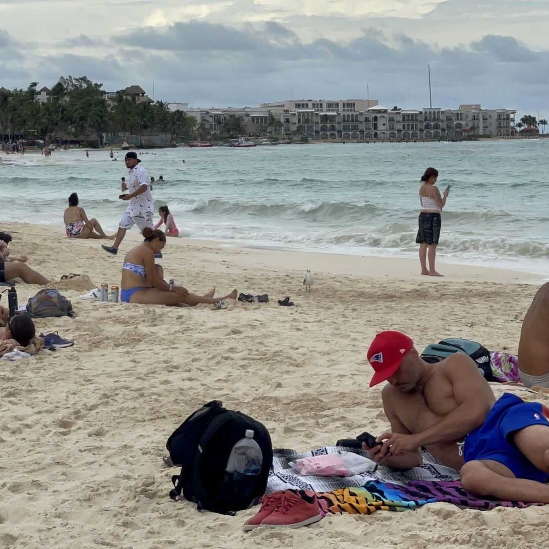 La prima vacacional sirve para que los trabajadores reciban dinero extra por sus vacaciones; en este momento la pagan