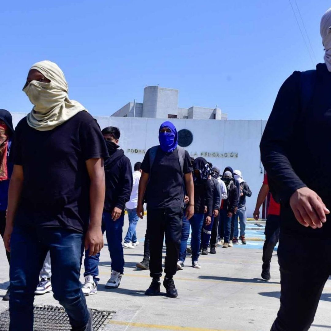 Normalistas de Ayotzinapa protestan hoy 15 de marzo de 2024 en el Congreso de Guerrero