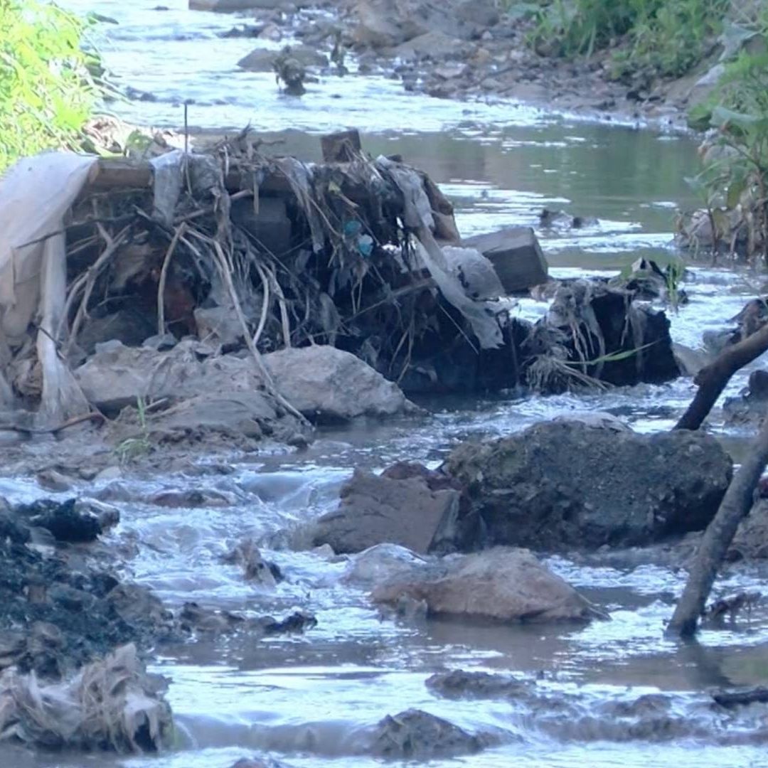Vecinos en Tijuana Reportan Presunto Riesgo Sanitario por Aguas Negras; Exigen Solución