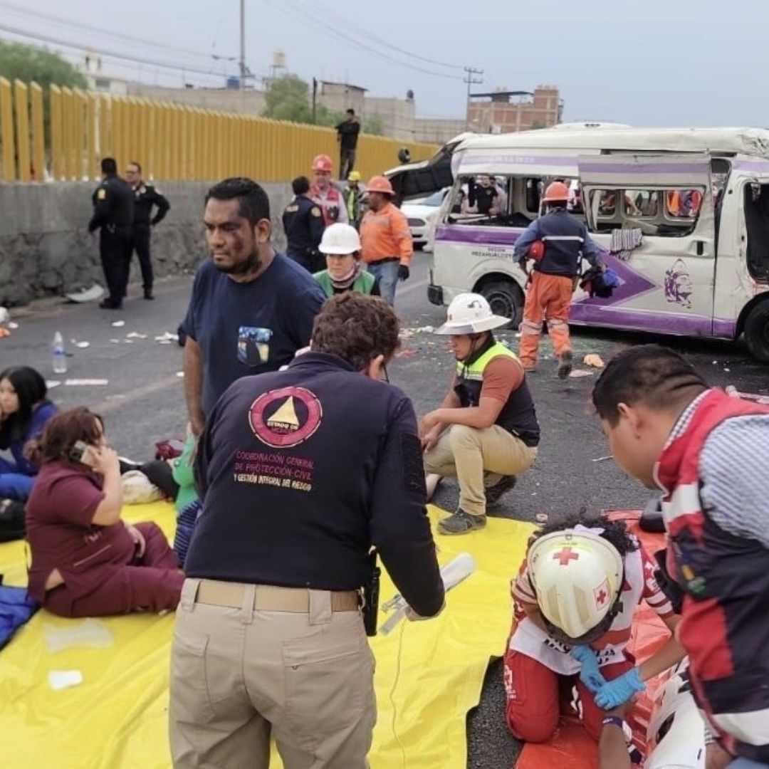 Combi Vuelca en la México-Puebla: Hay Varios Heridos y Circulación Colapsada en Valle de Chalco