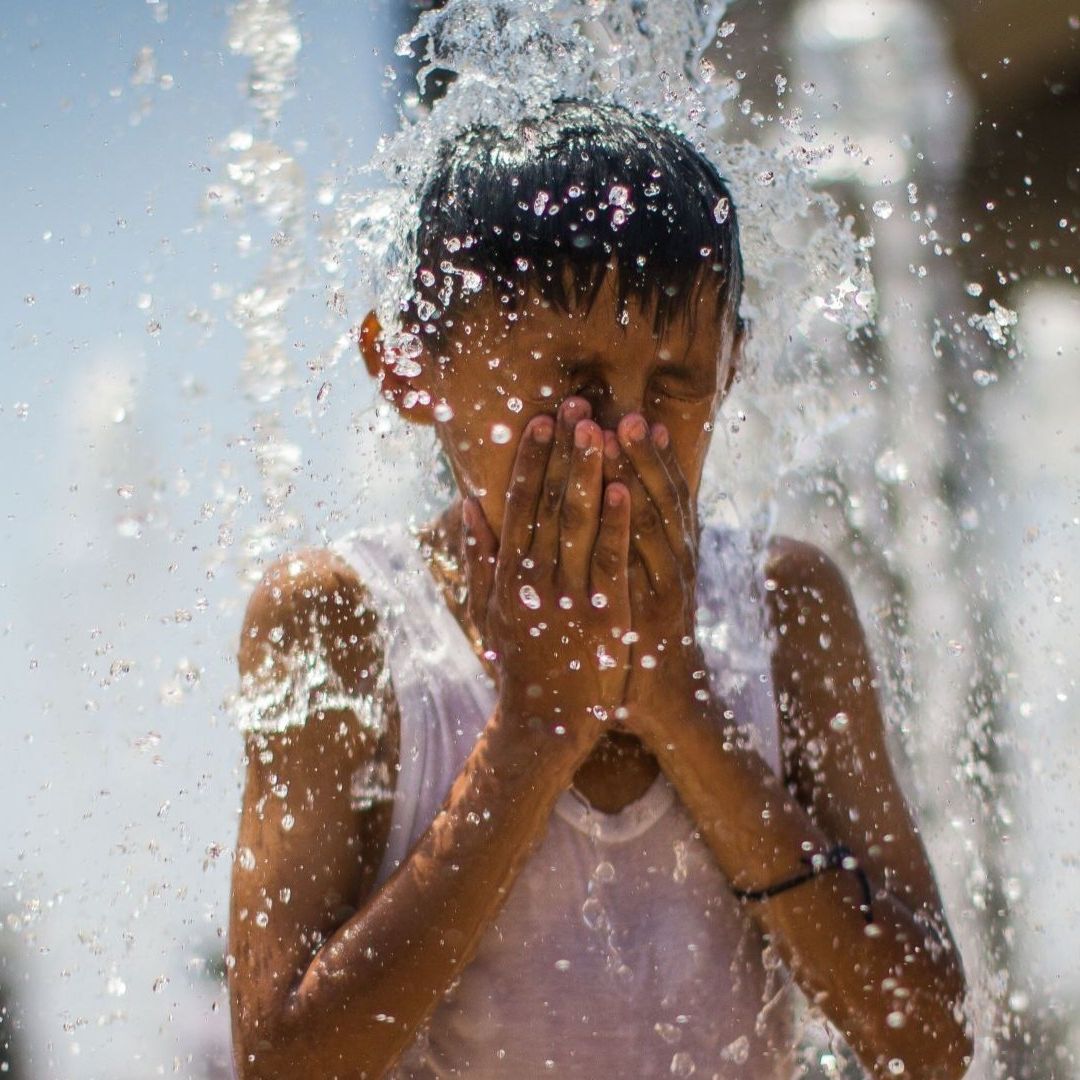 Capitalinos se refrescan en la fuente del Monumento a la Revolución