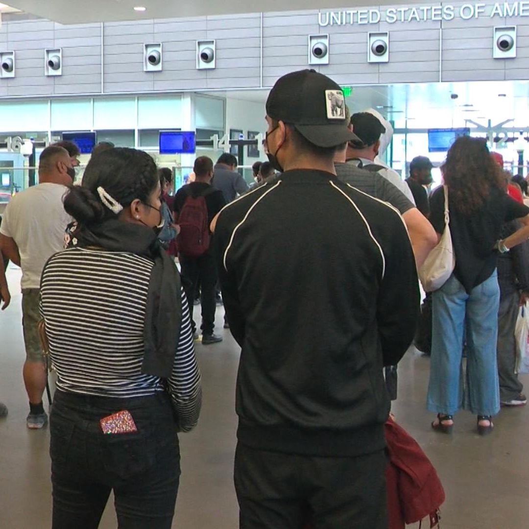 EUA Retoma Revocación de Visas en Garitas tras Detectar Amenazas en Teléfonos de Viajeros