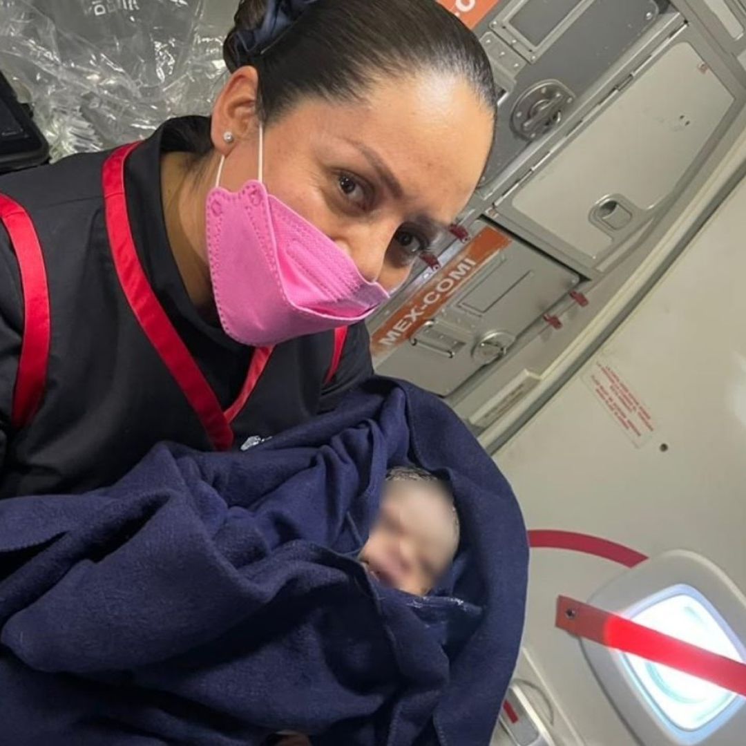 Una azafata sostiene a un bebé que nación en vuelo de Aeroméxico