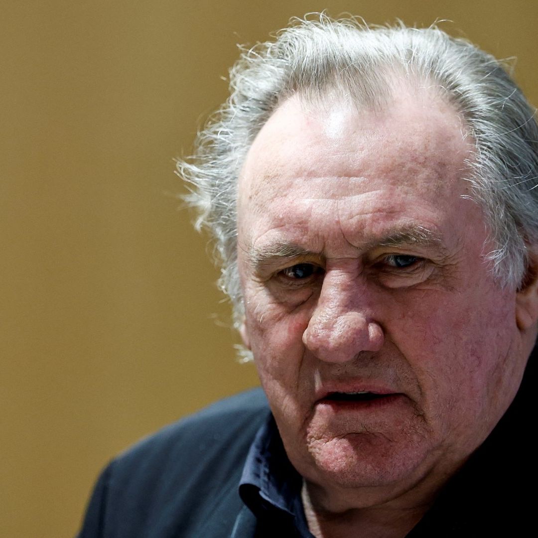 Gerard Depardieu observa el juzgado, mientras continúa su juicio en París