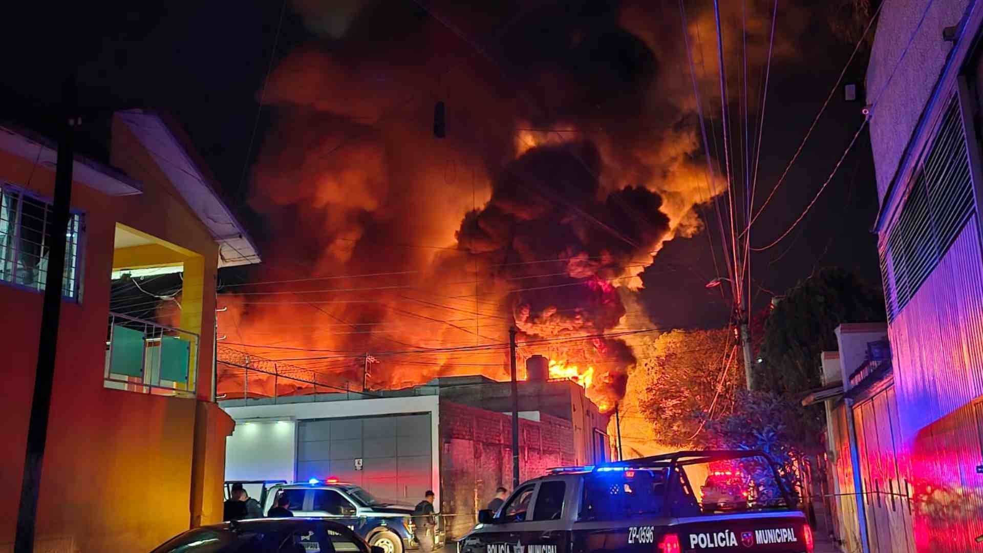 Fuerte Incendio Consume Una Fábrica de Químicos en Zapopan. Foto: N+ Local