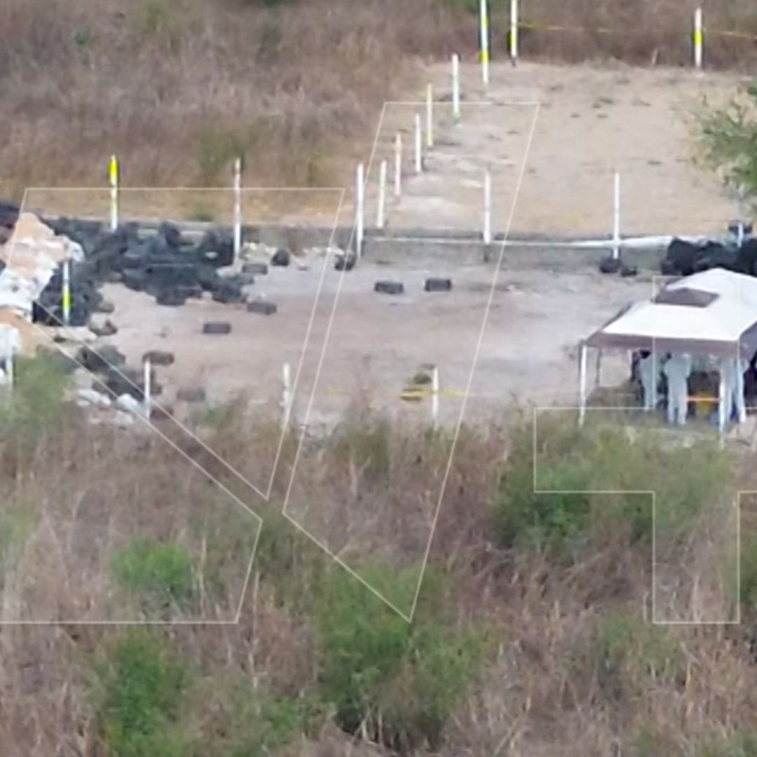 Peritos vestidos de blanco continúan trabajos de investigación en el Rancho La Vega