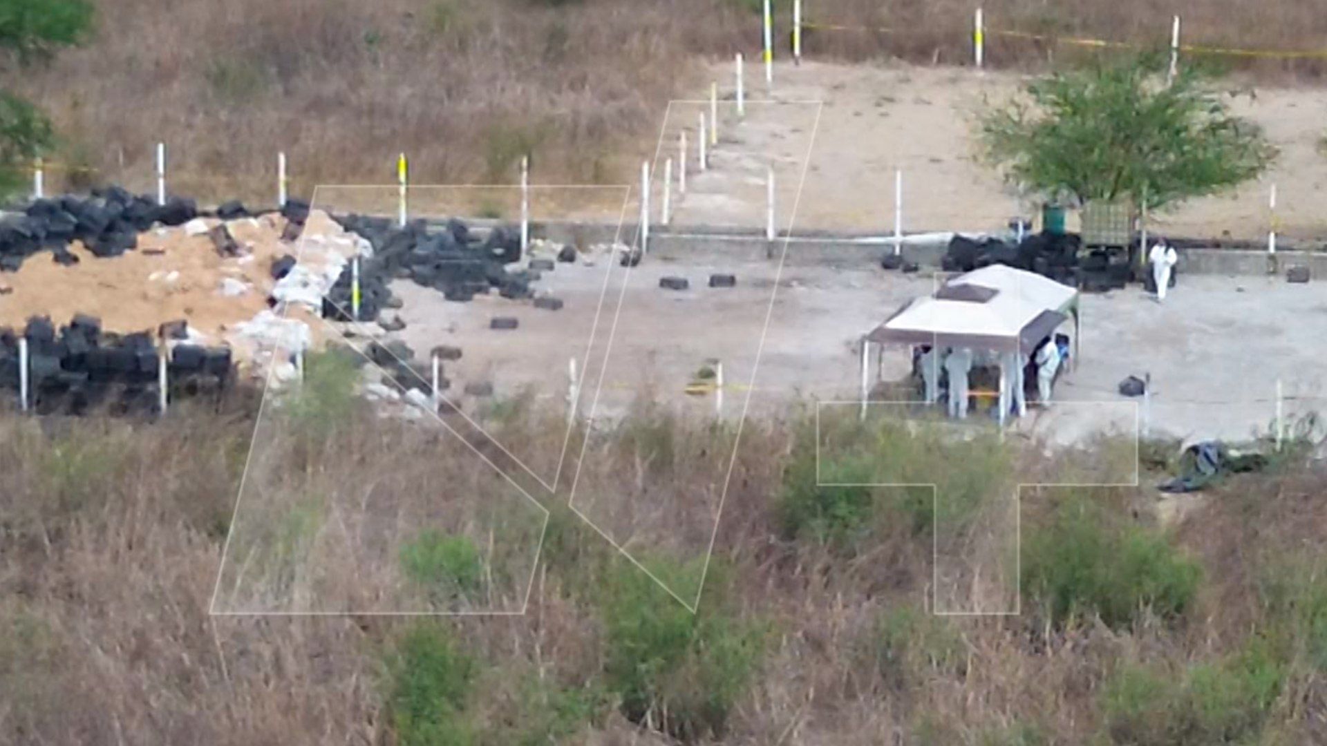 Peritos vestidos de blanco continúan trabajos de investigación en el Rancho La Vega