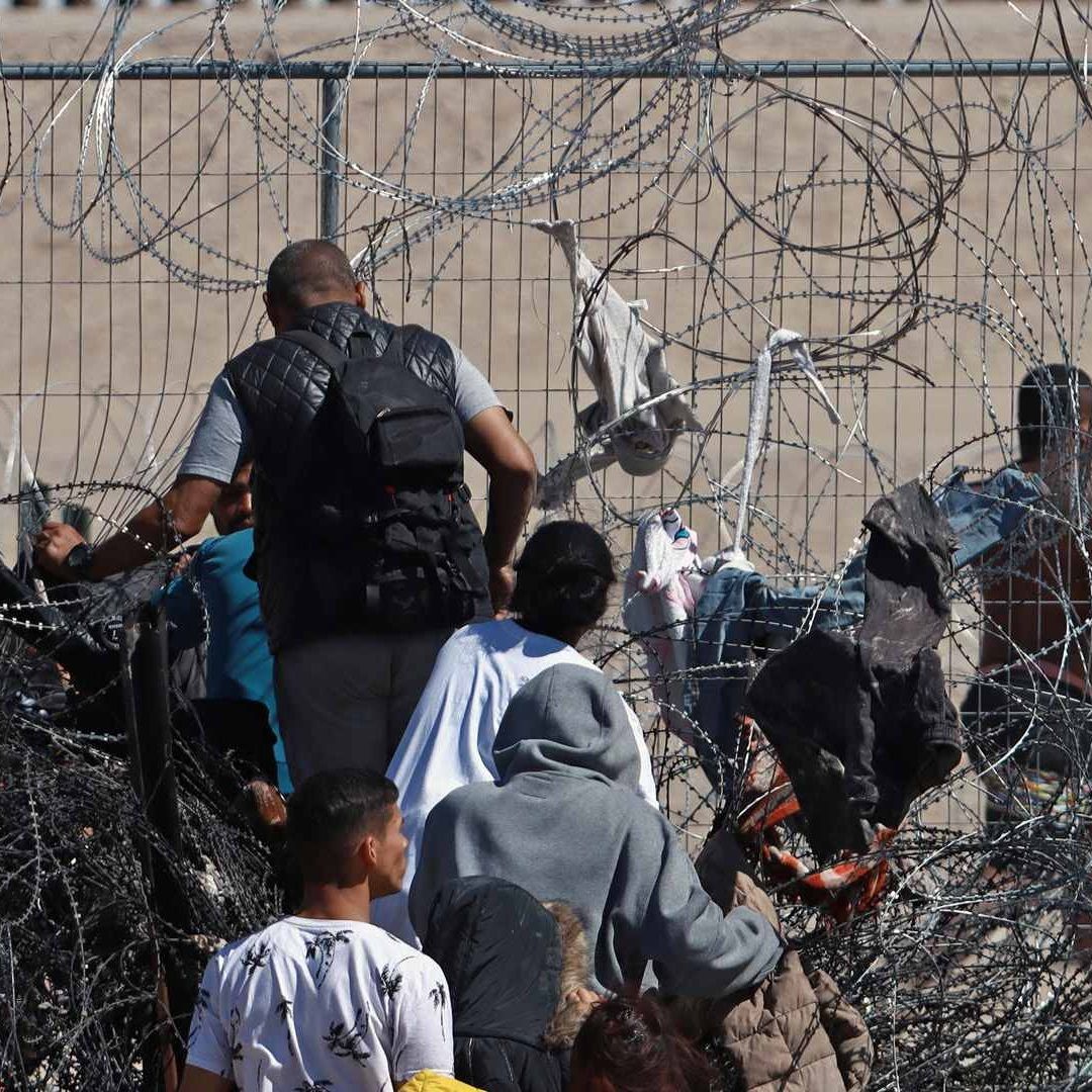 Migrantes intentan cruzar a Estados Unidos