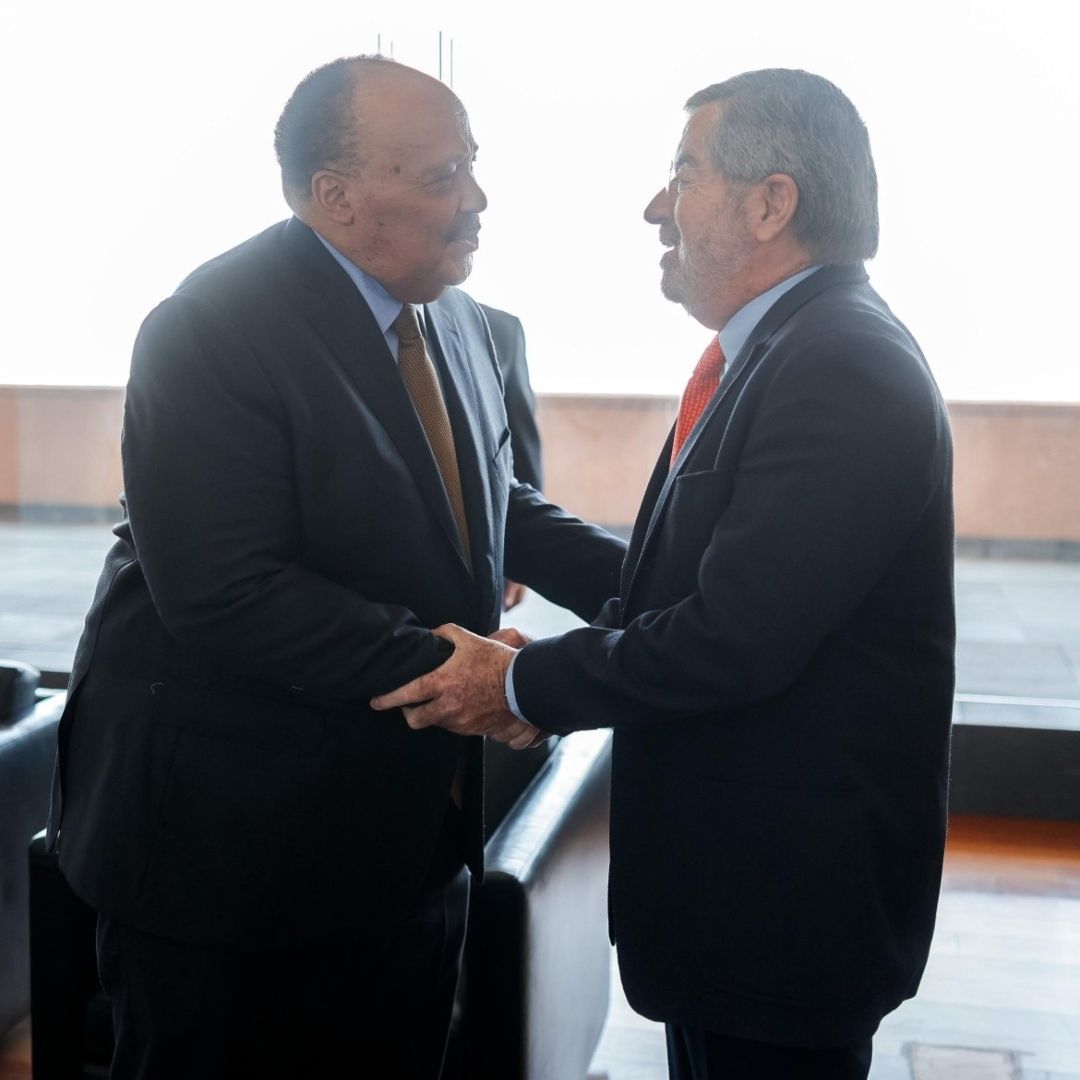 Juan Ramón de la Fuente y Martin Luther King III dialogaron la tarde de este miércoles 26 de marzo sobre varios temas. Foto X: SRE