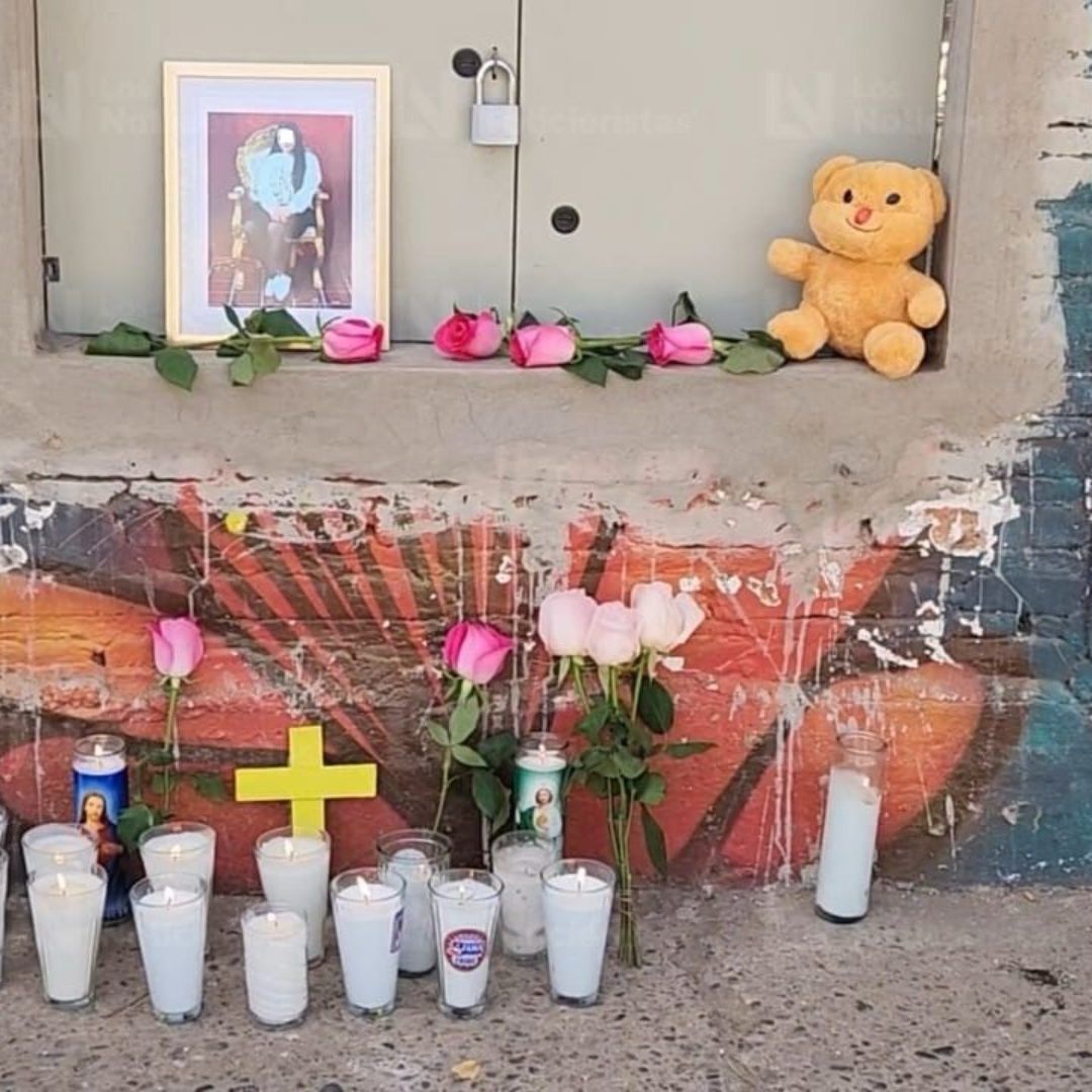 Familiares colocaron un altar en el sitio en el que Dana Sofía, de 12 años, fue víctima de un ataque armado.