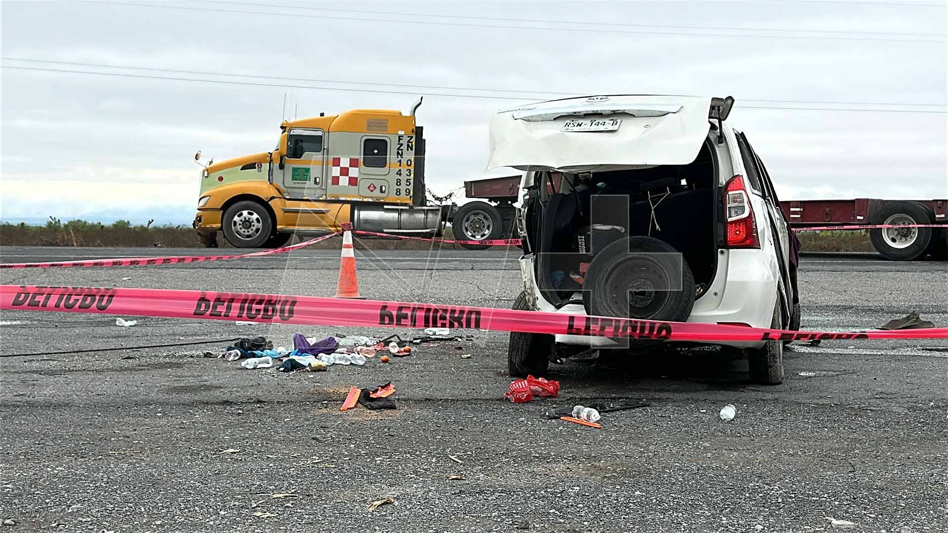 Muere Hombre y Mujer al Chocar con Tráiler en Carretera Saltillo-Monclova