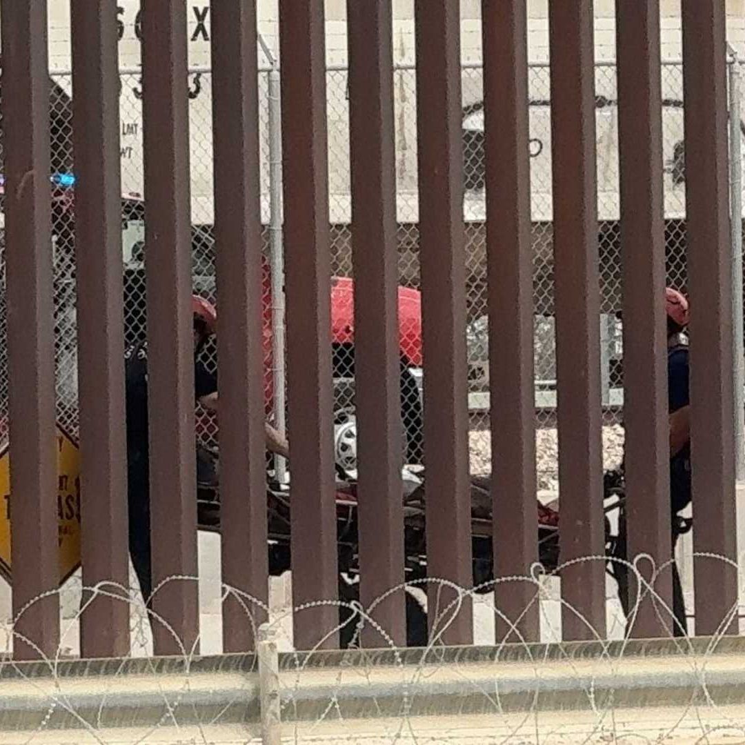 Rescatan a Migrante Atrapado Tras Brincar el Muro Fronterizo de Ciudad Juárez y El Paso