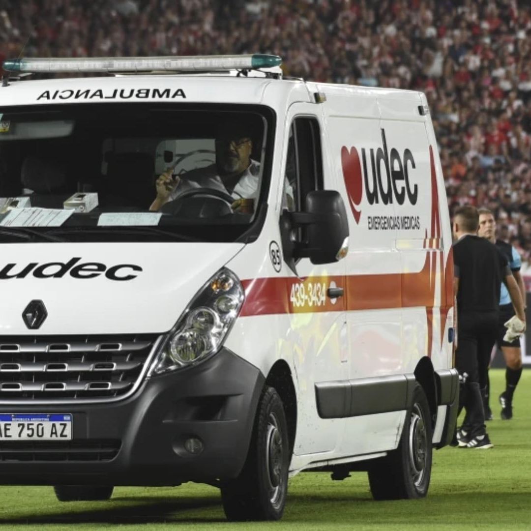 El chileno Javier Altamirano, de Estudiantes de La Plata, es retirado del campo de juego en una ambulancia durante el partido de futbol de la Copa de la Liga Argentina