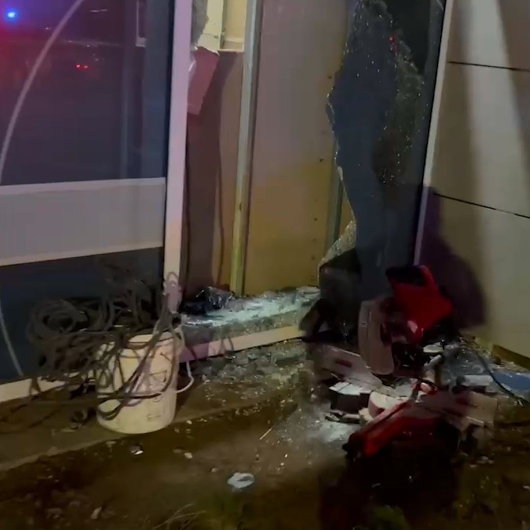 El delincuente logró entrar a robar al lugar tras romper un cristal