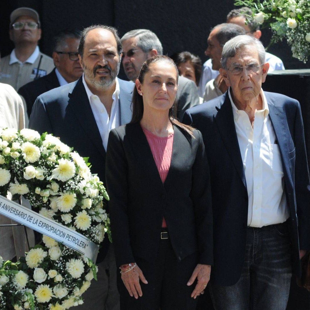 Cuauhtémoc Cárdenas, acompañado de sus hijos y la candidata de la coalición “Sigamos Haciendo Historia” a la presidencia, Claudia Sheinbaum, colocaron una ofrenda floral frente al mausoleo de Lázaro Cárdenas por 86 años de la Expropiación Petrolera