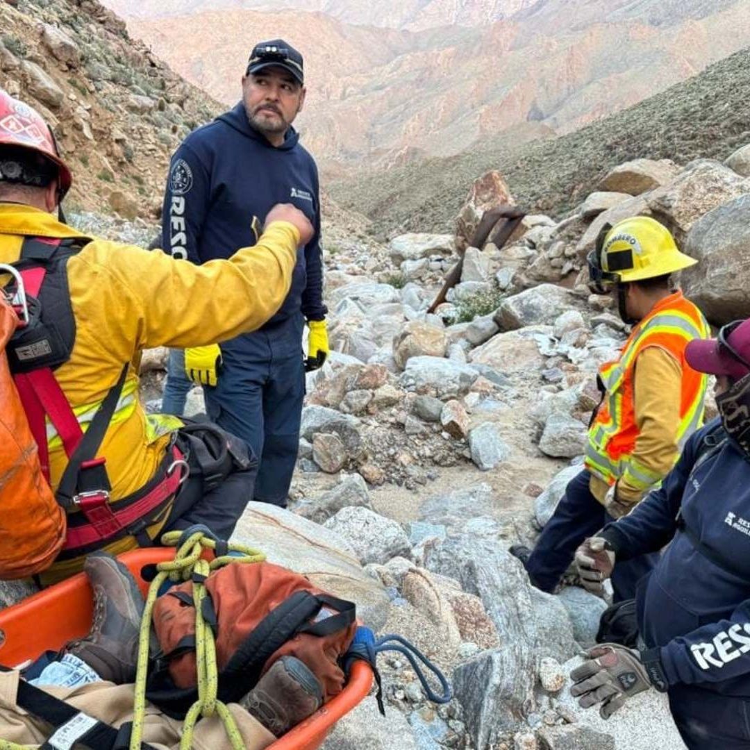 Rescatan a Senderista que Sufrió Caída de 3 Metros en La Rumorosa