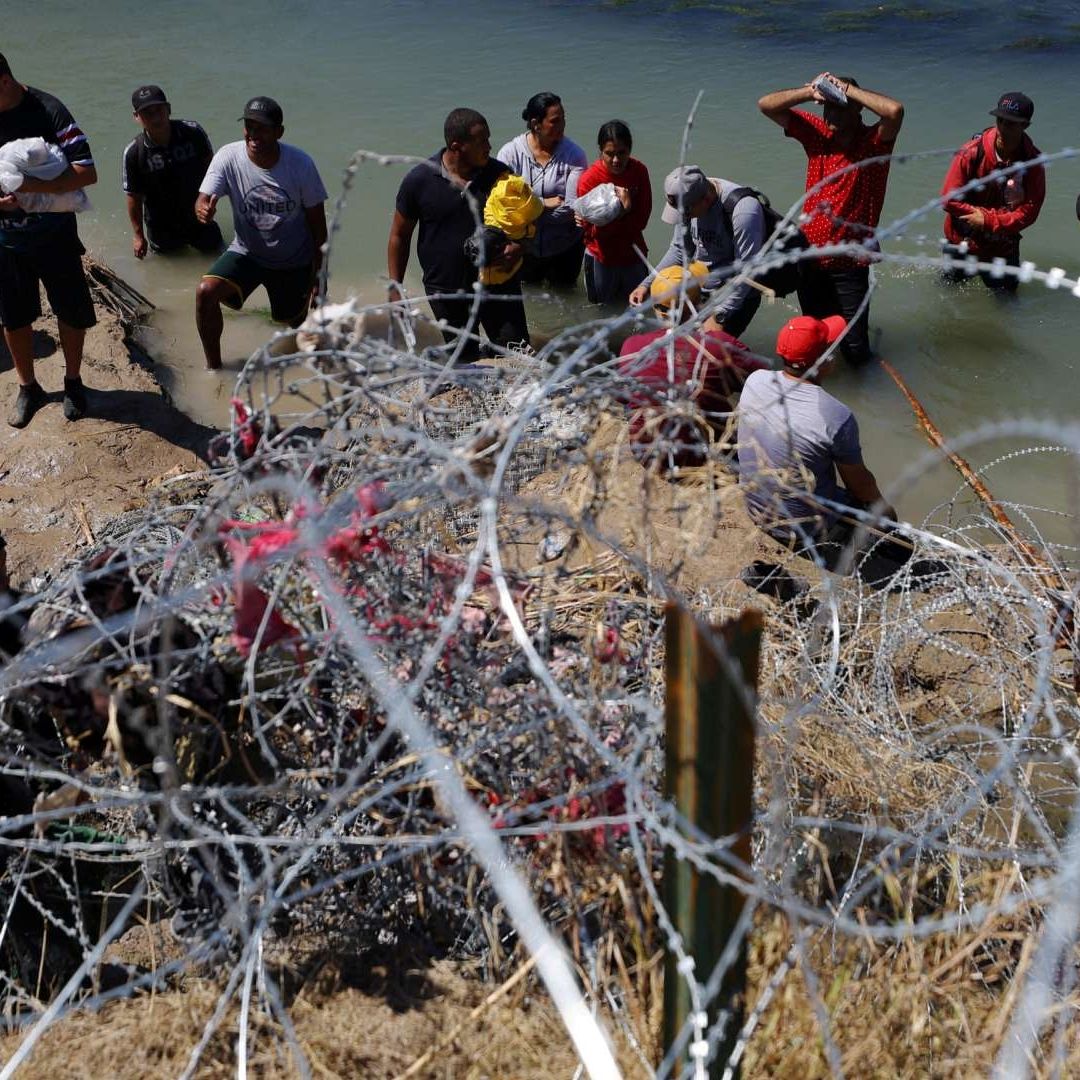 Migrantes cruzan la frontera entre México y Estados Unidos