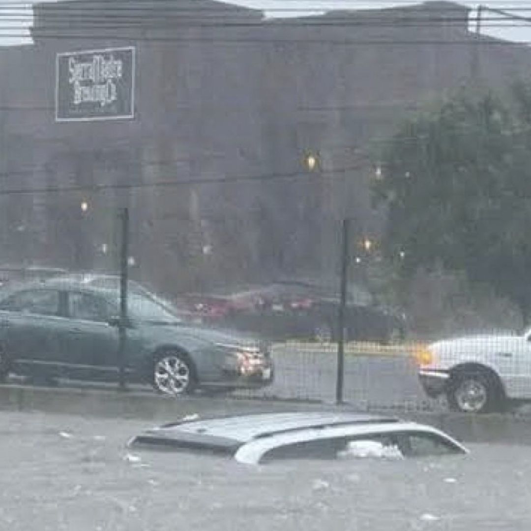 Varios autos quedaron bajo el agua por las fuertes lluvias en Reynosa, Tamaulipas