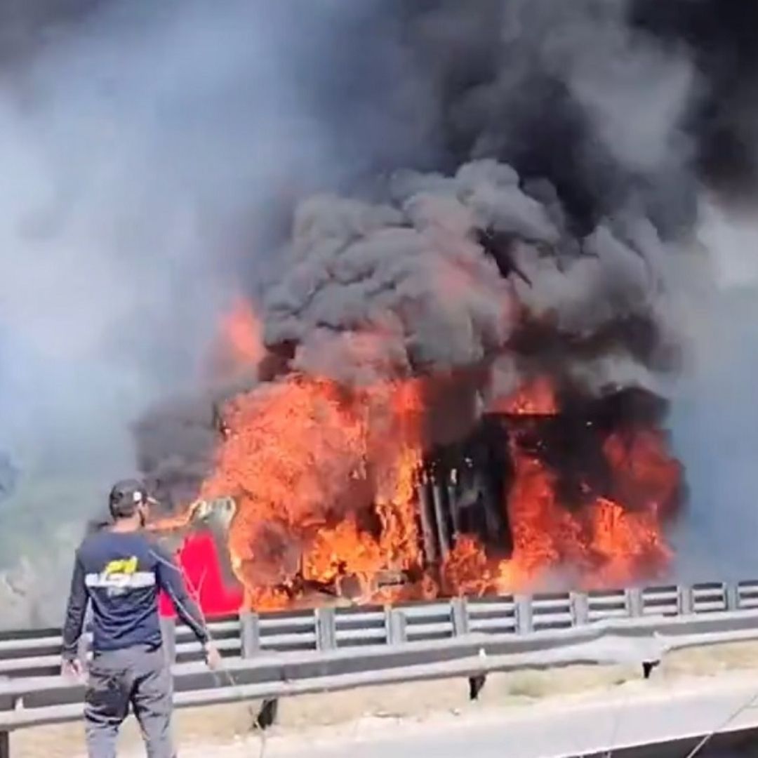 El vehículo de carga pesada se incendió en la autopista Arco Norte y las llamas alcanzaron una gran altura.