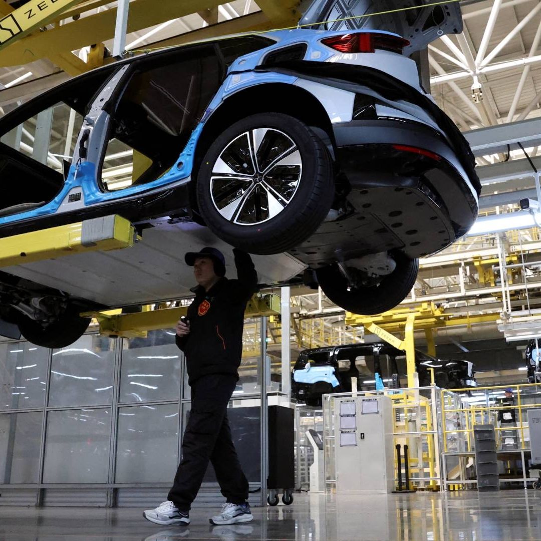empleados en armadora de automóviles