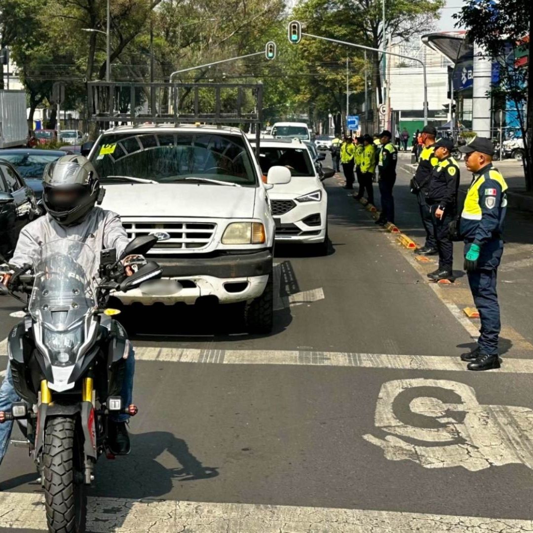policías vigilan una avenida en la CDMX