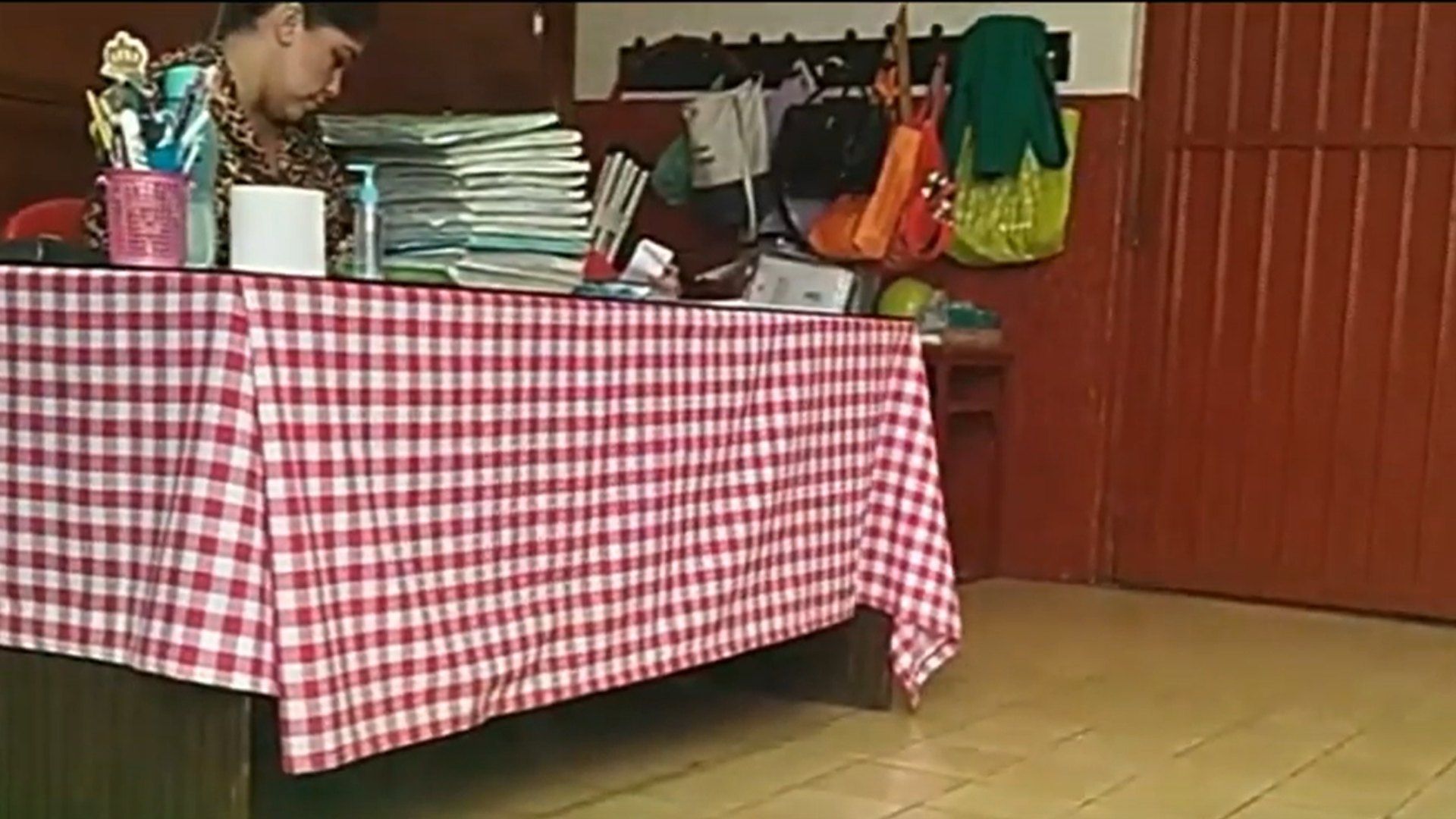 Separan a Maestra que lanzó cuadernos a alumnos