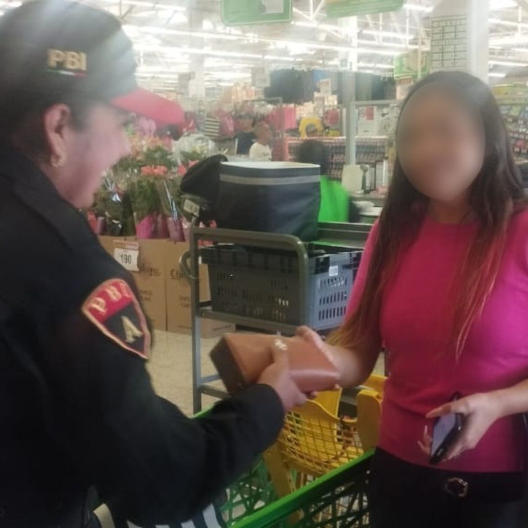 ¡Final Feliz! Mujer Pierde Cartera en Tienda de CDMX; Policías se la Devuelven con Todo y Dinero