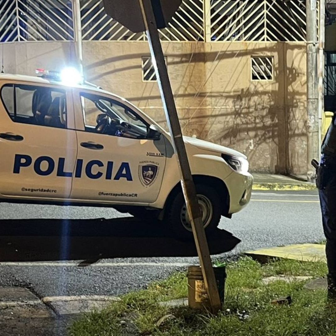 Madre Entrega a la Policía a Su Hijo de 13 Años Sospechoso de Asesinato