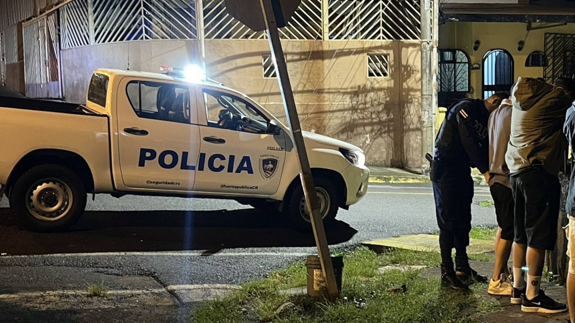 Madre Entrega a la Policía a Su Hijo de 13 Años Sospechoso de Asesinato