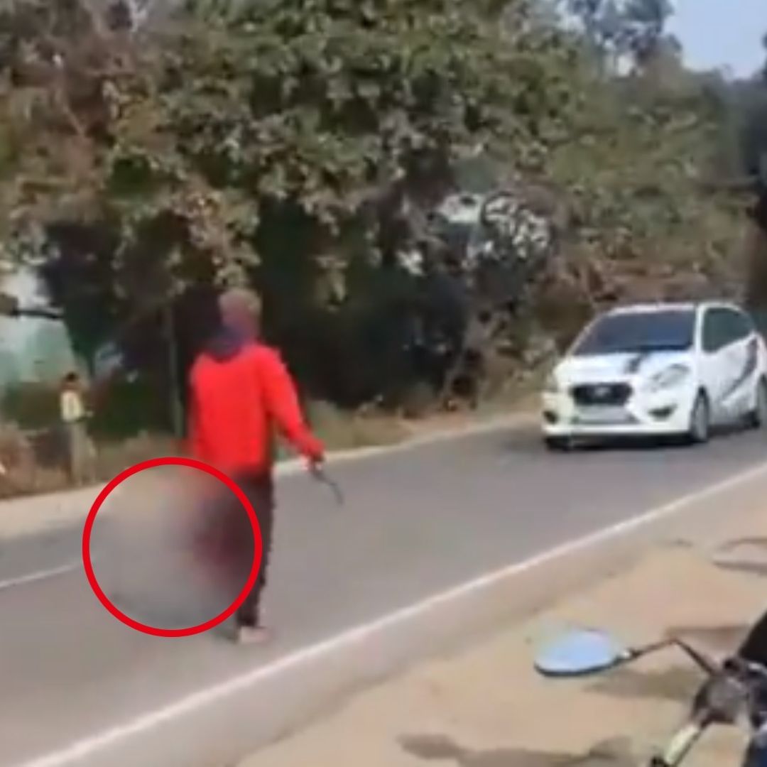 Hombre Camina Por las Calles con Cabeza de Su Esposa