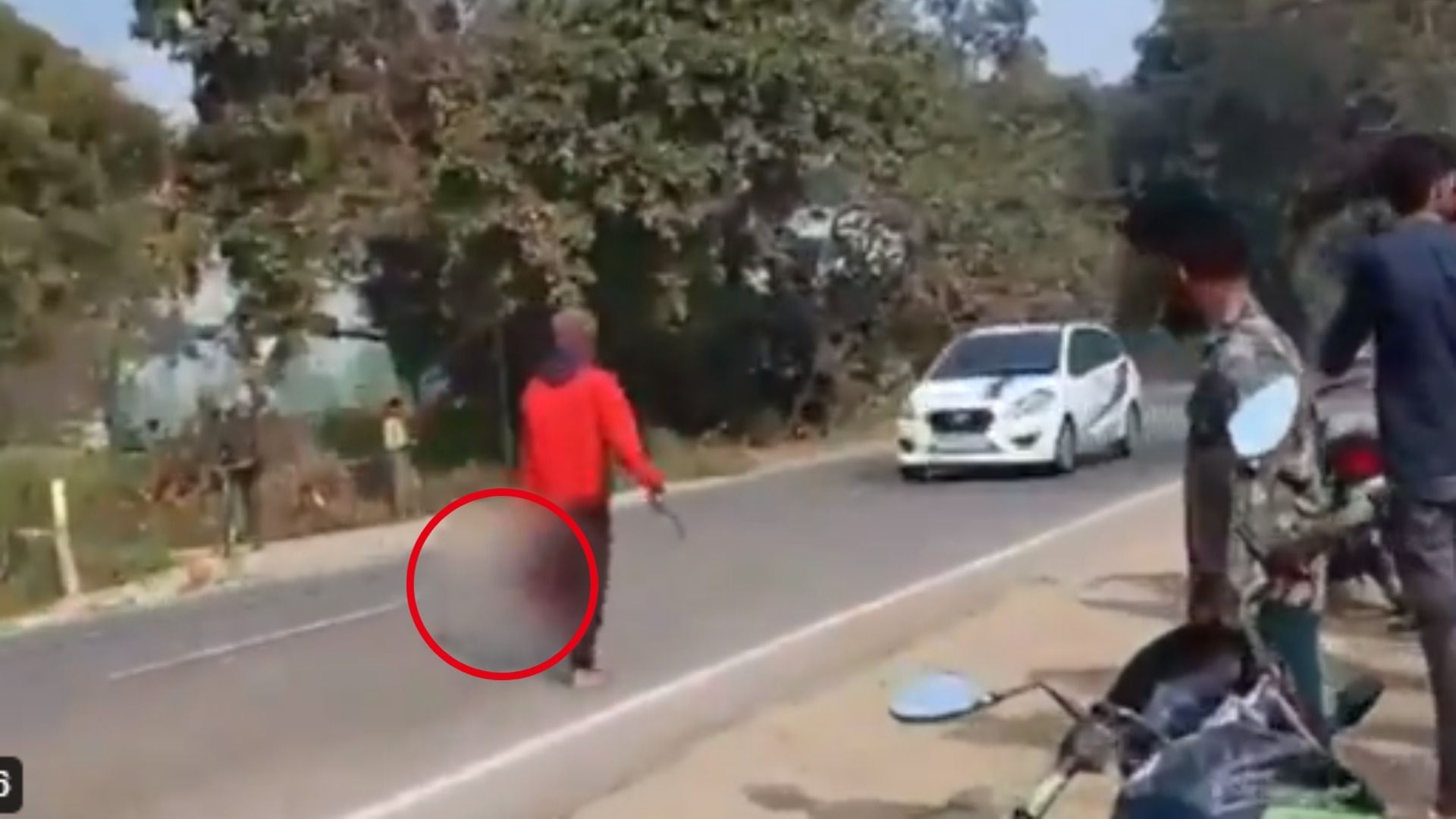 Hombre Camina Por las Calles con Cabeza de Su Esposa