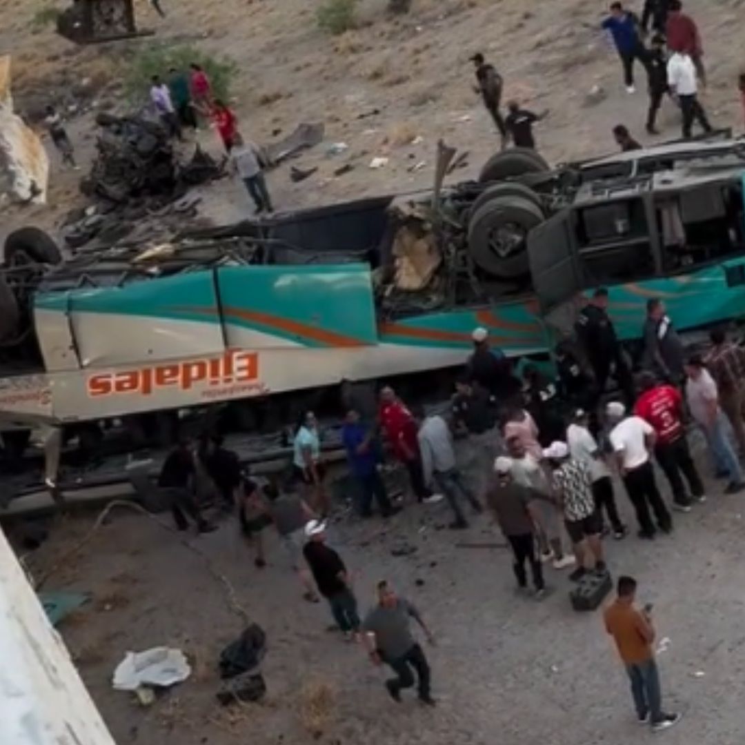 Caen de Puente El Cuije Carro y Camión Después de Choque en Coahuila
