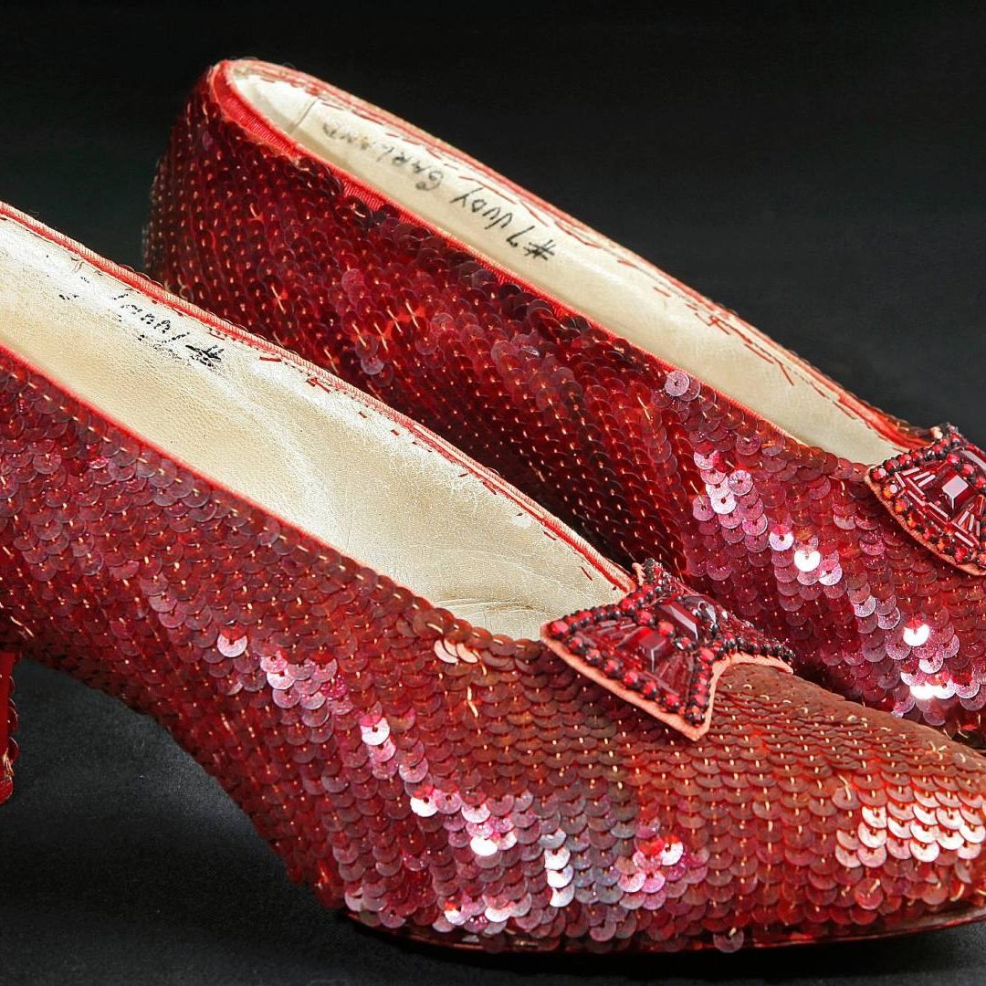 Zapatos Rojos que Usó Judy Garland En 'El Mago De Oz' Irán De Gira Antes de Subasta