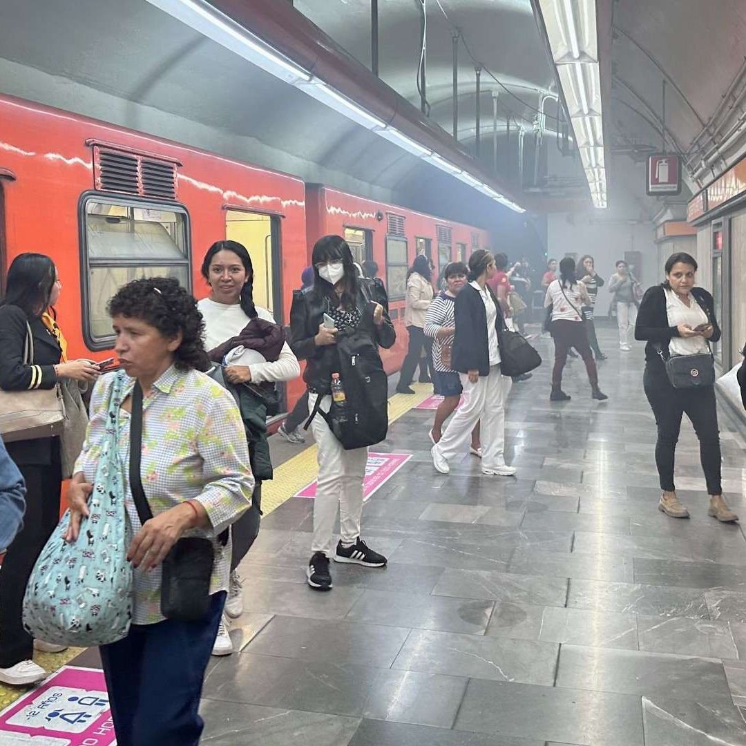 Un tren chocó con el cambio de vía por lo que se suspendió el servicio de la Línea 7, de acuerdo con Guillermo Calderón