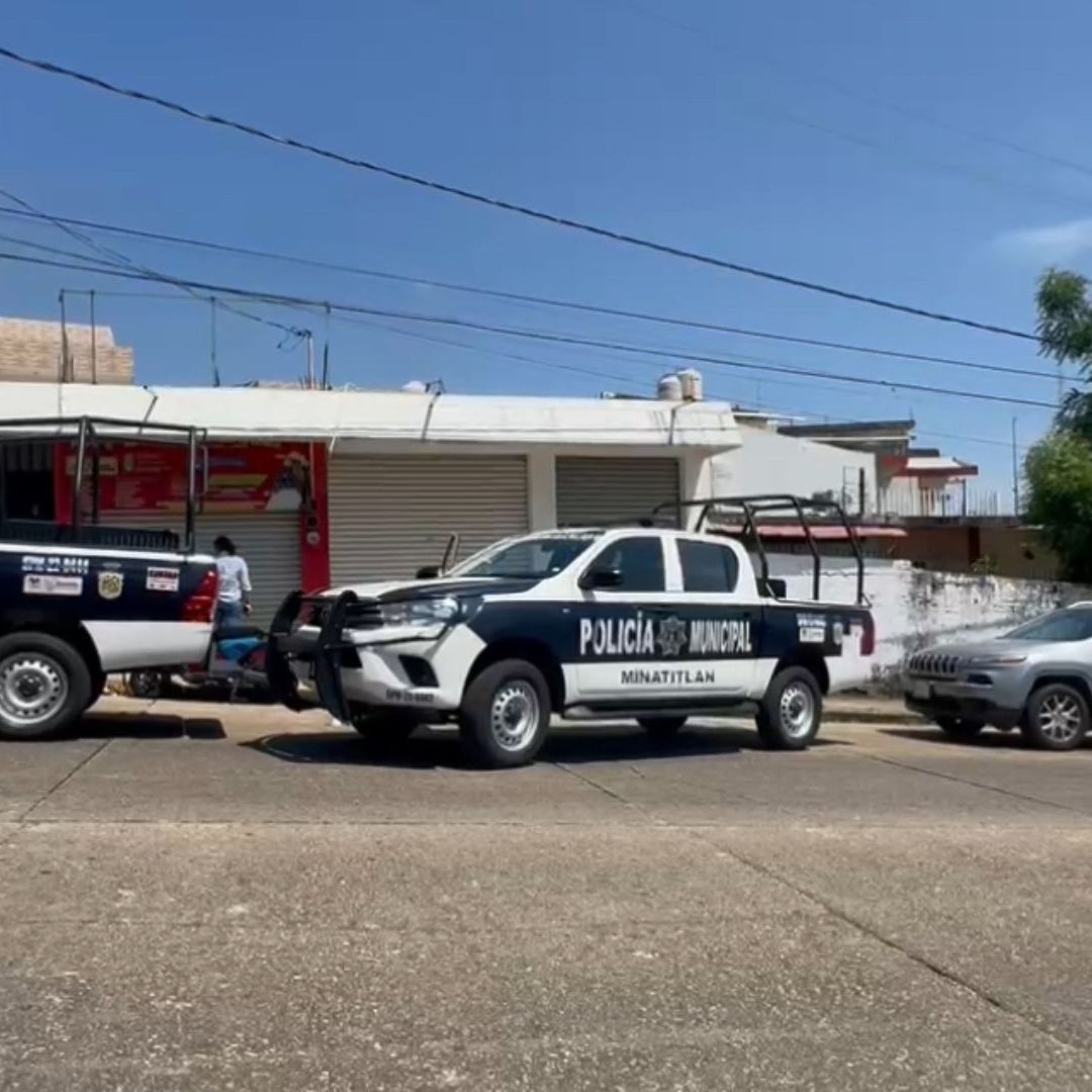 Vecinos que presenciaron los hechos señalaron haber escucharon entre cuatro a cinco disparos durante el ataque al local comercial.
