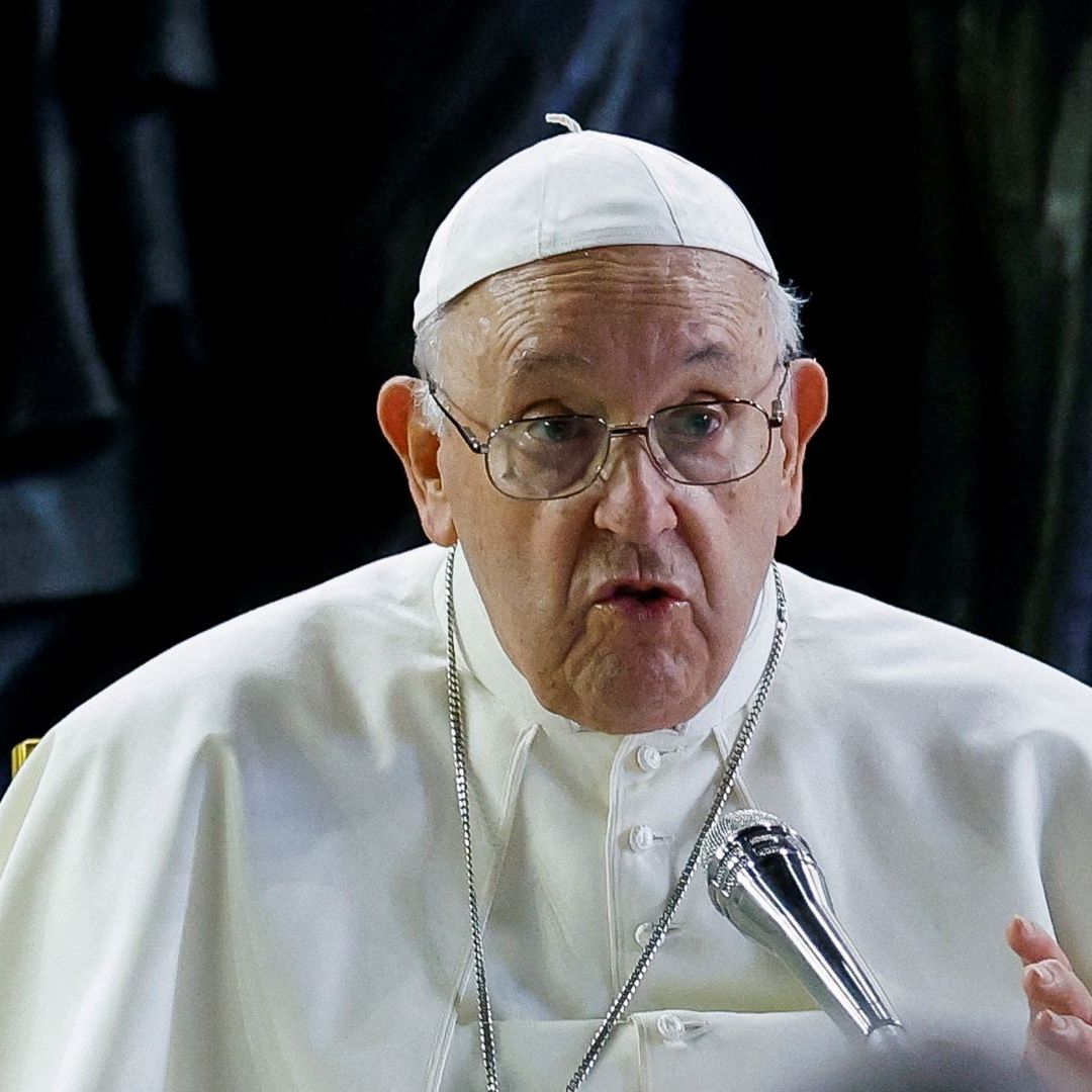Papa Francisco durante rezo en el Vaticano en 2023