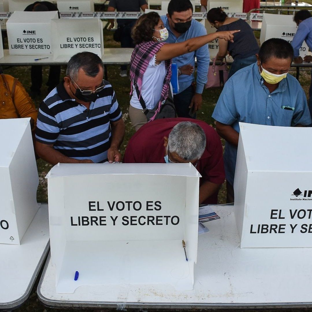 Ciudadanos ejerciendo su derecho al voto.