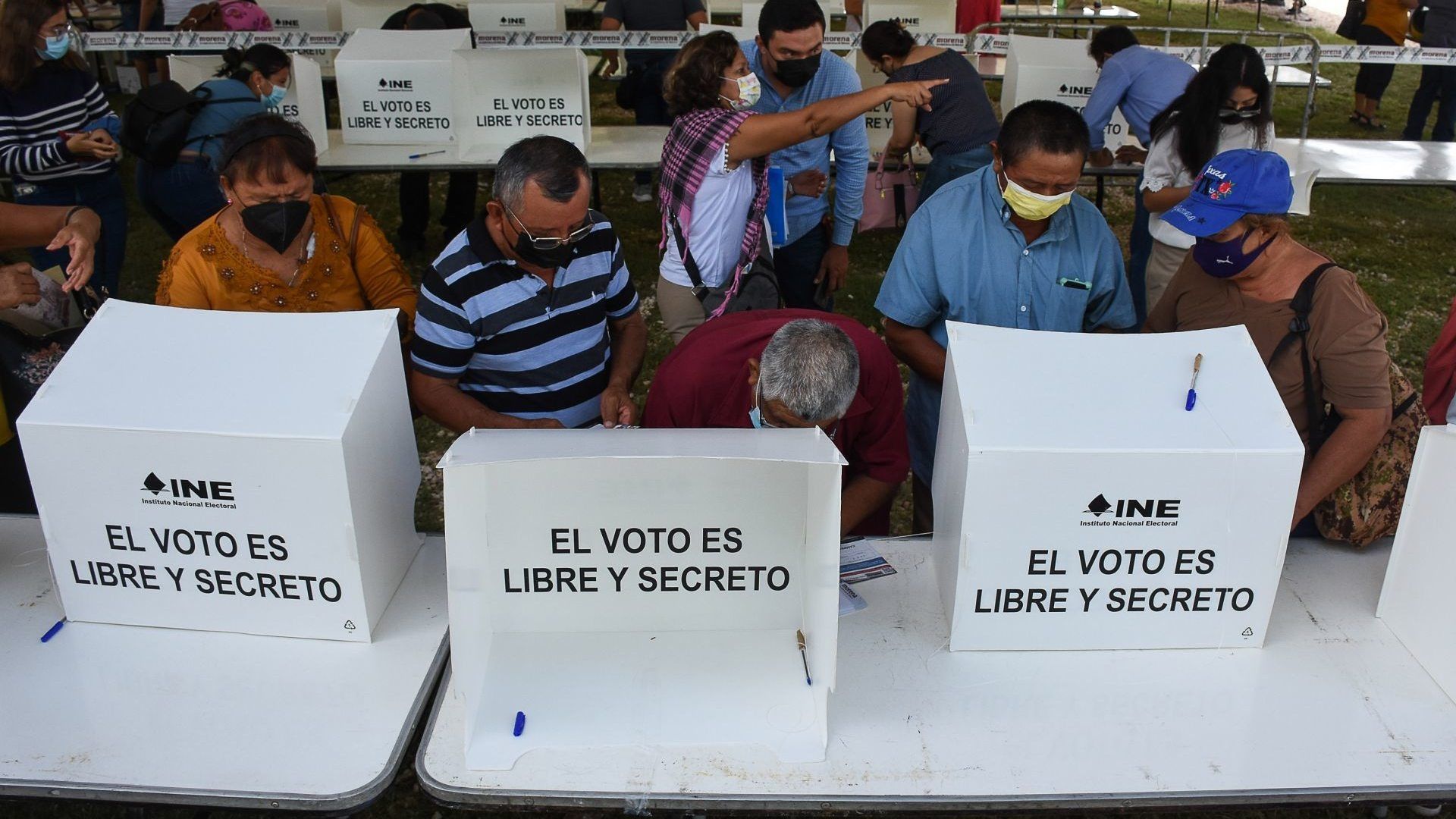 Ciudadanos ejerciendo su derecho al voto.