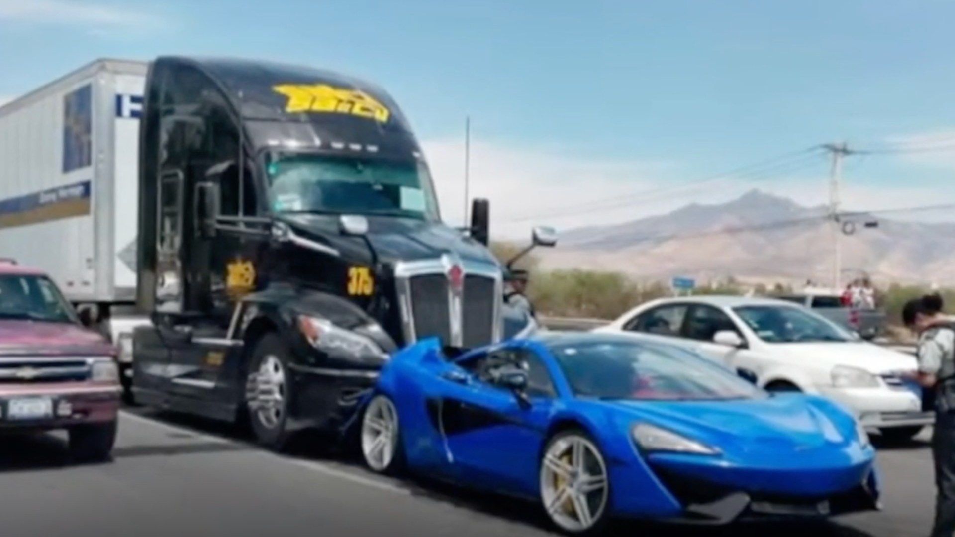 Tráiler Choca un McLaren en la Carretera Silao - Irapuato