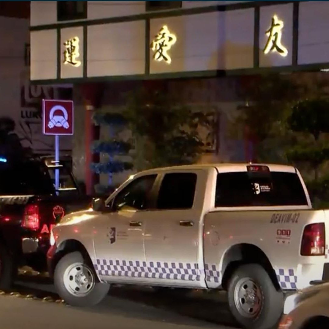 El hombre salió del cuarto y huyó en un auto