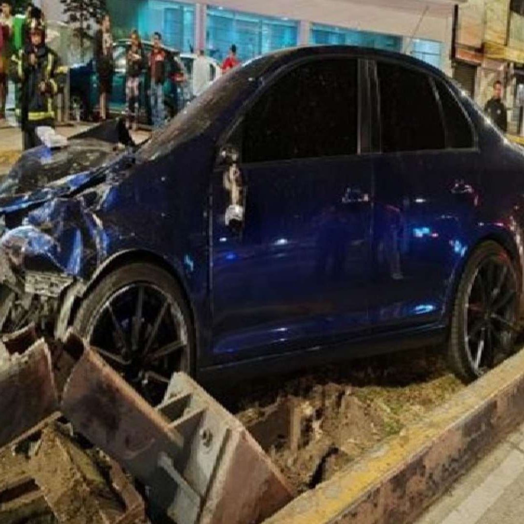 Dos vehículos quedaron deshechos tras un aparatoso choque registrado la madrugada de hoy 22 de marzo de 2024 por unas carreritas entre hermanos