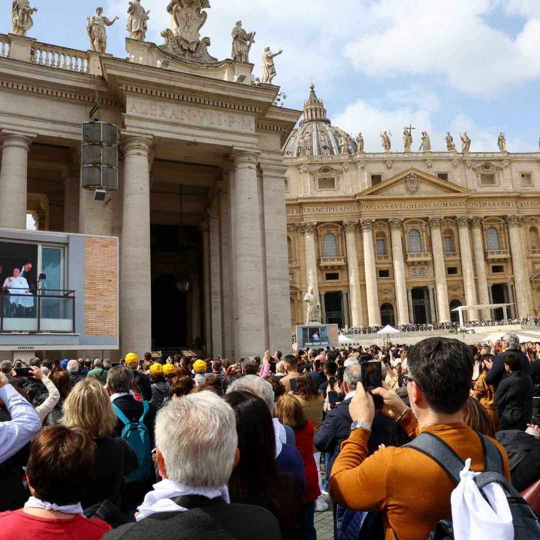 Papa Francisco Ya Puede Hablar Mejor y Trabaja en Su Escritorio