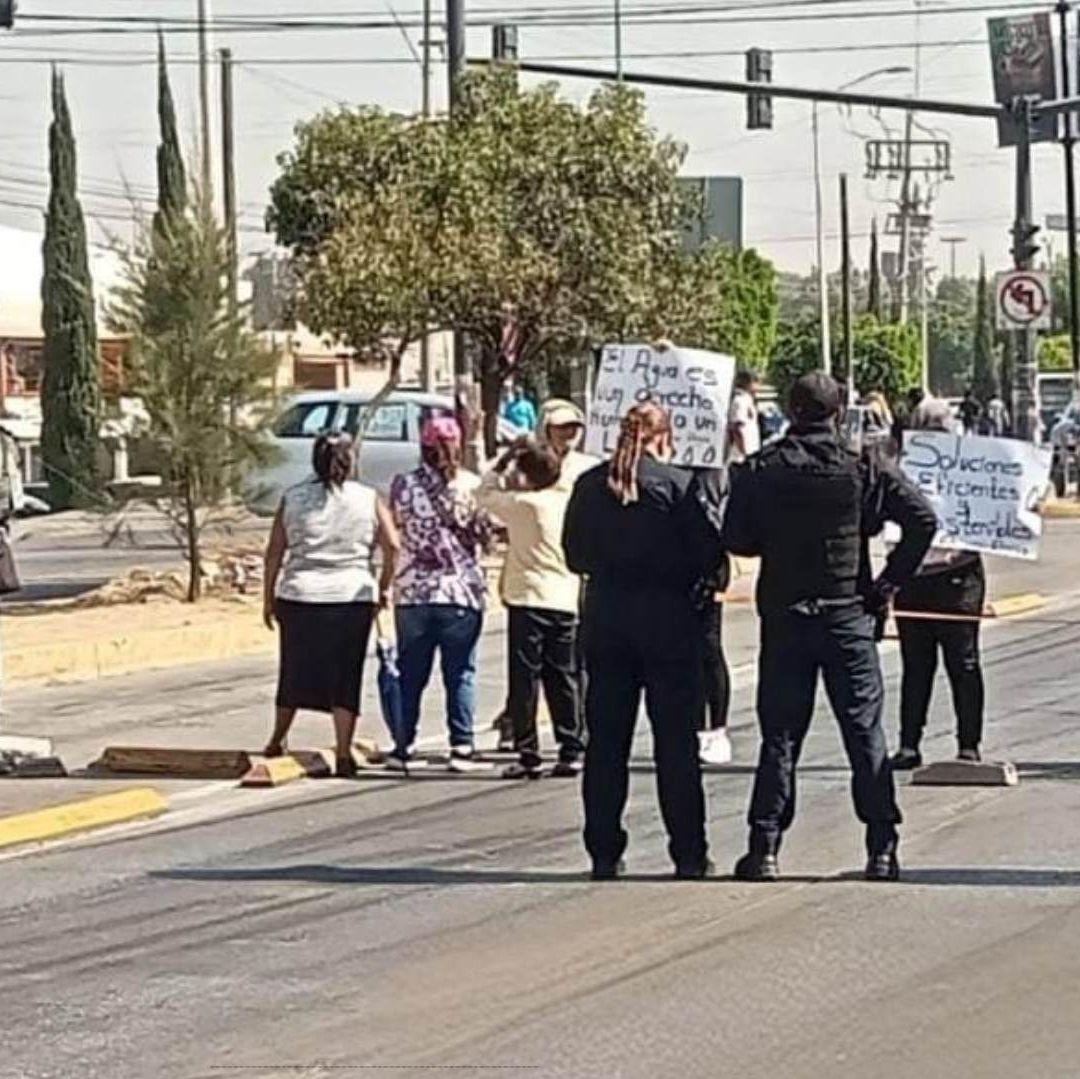 Cierre en 11 Sur por Falta de Agua Potable en Colonias Popular, Emiliano Zapata, Castillotla de Puebla