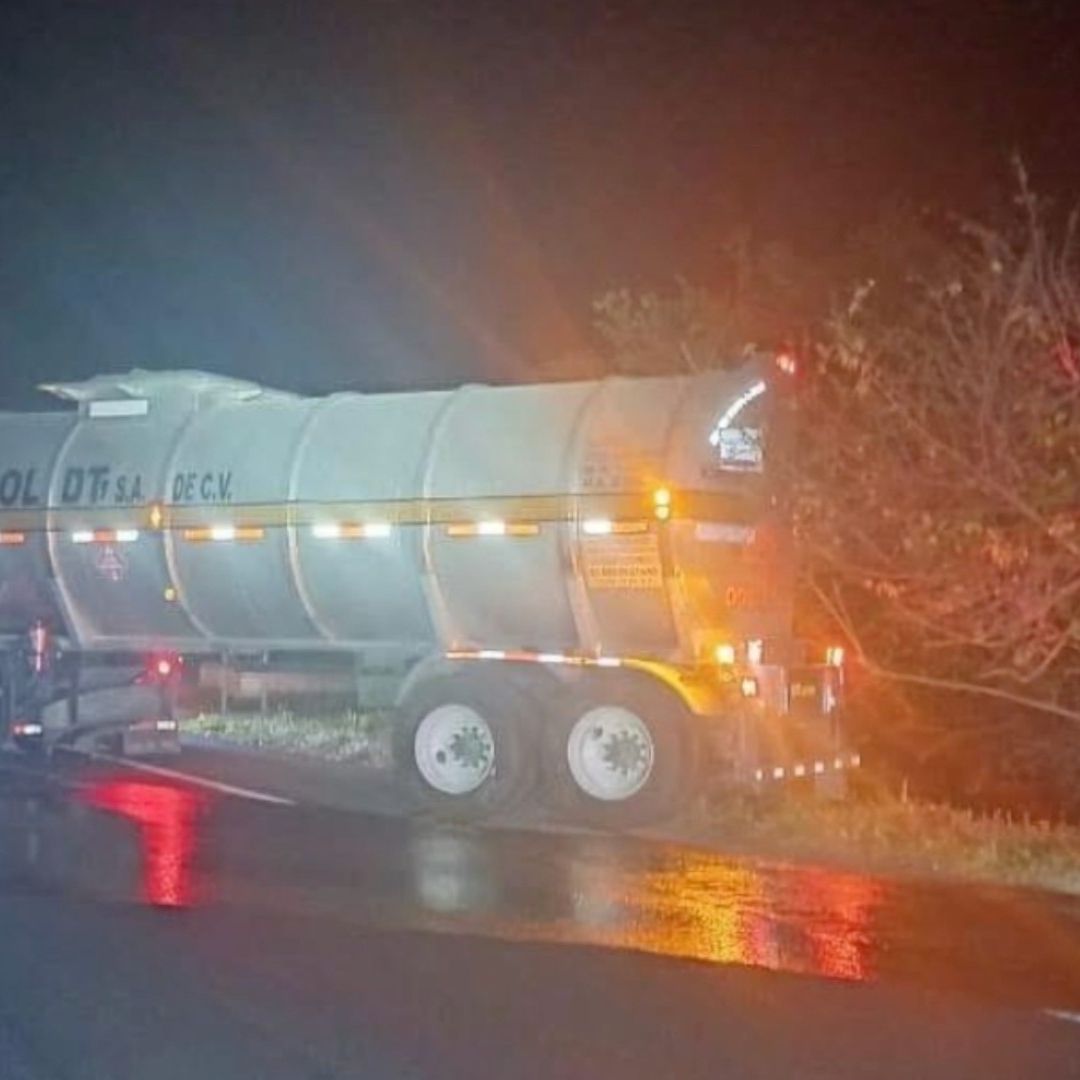 Ataque Armado Autopista Cosoleacaque-La Tinaja al Sur de Veracruz, Disparan a Pipa con Gasolina