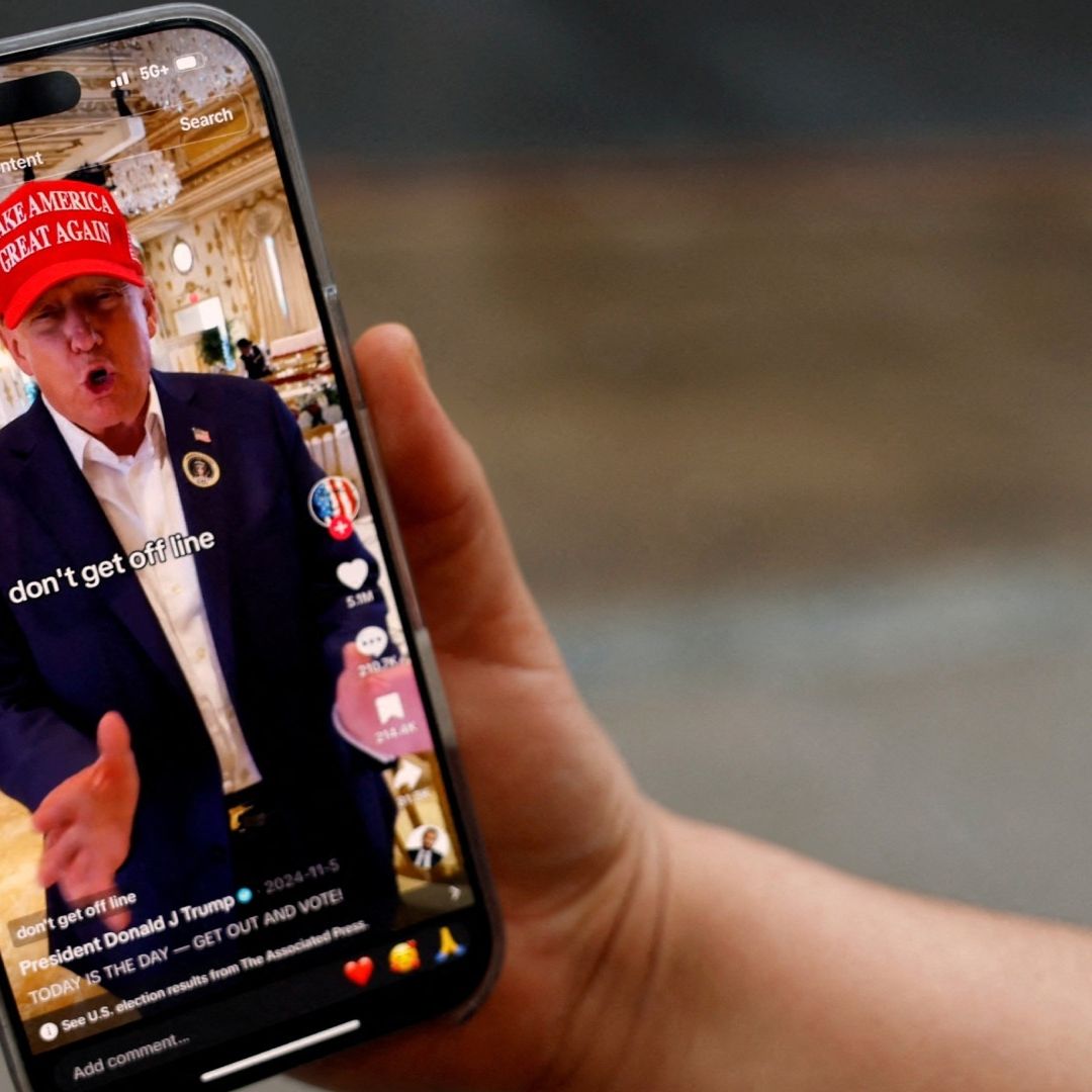 Una mujer muestra en su teléfono la página de TikTok de Donald Trump. Foto: Reuters | Archivo