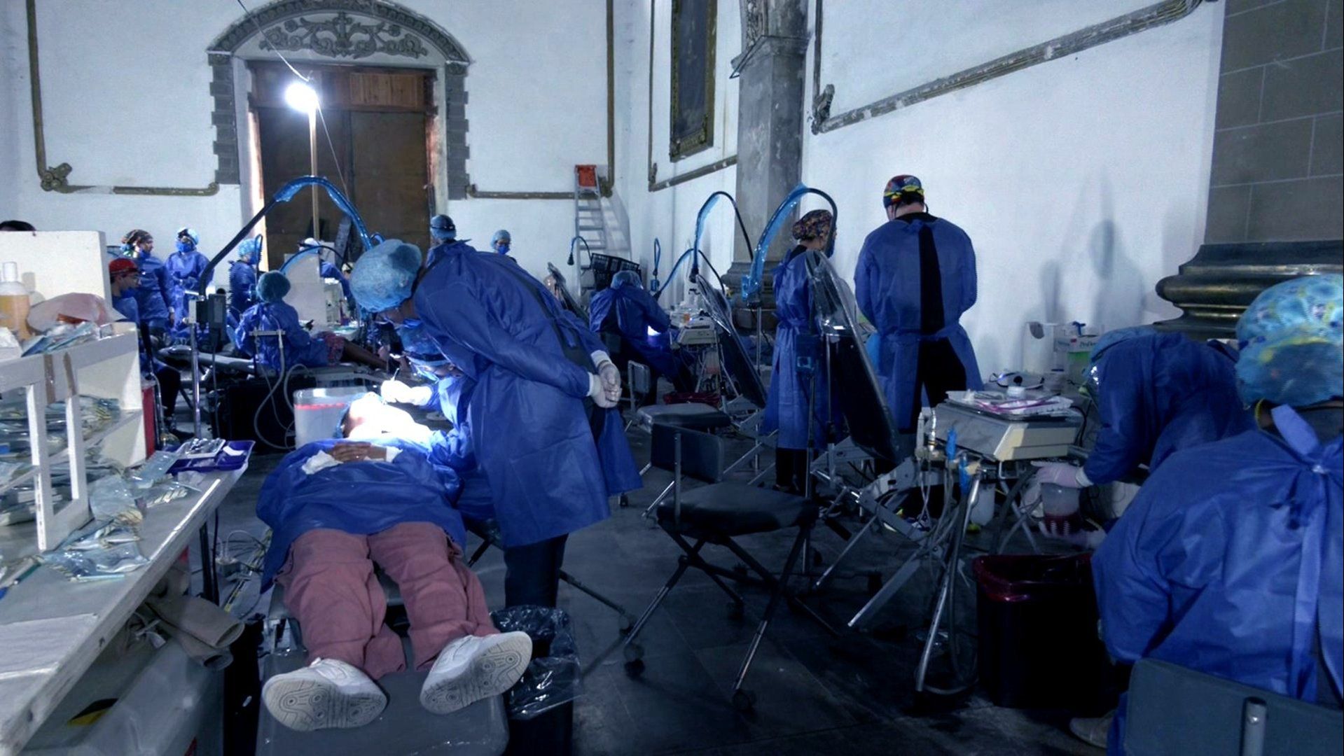 Alumnos de odontología supervisados por profesores dan atención gratuita en toda la república mexicana