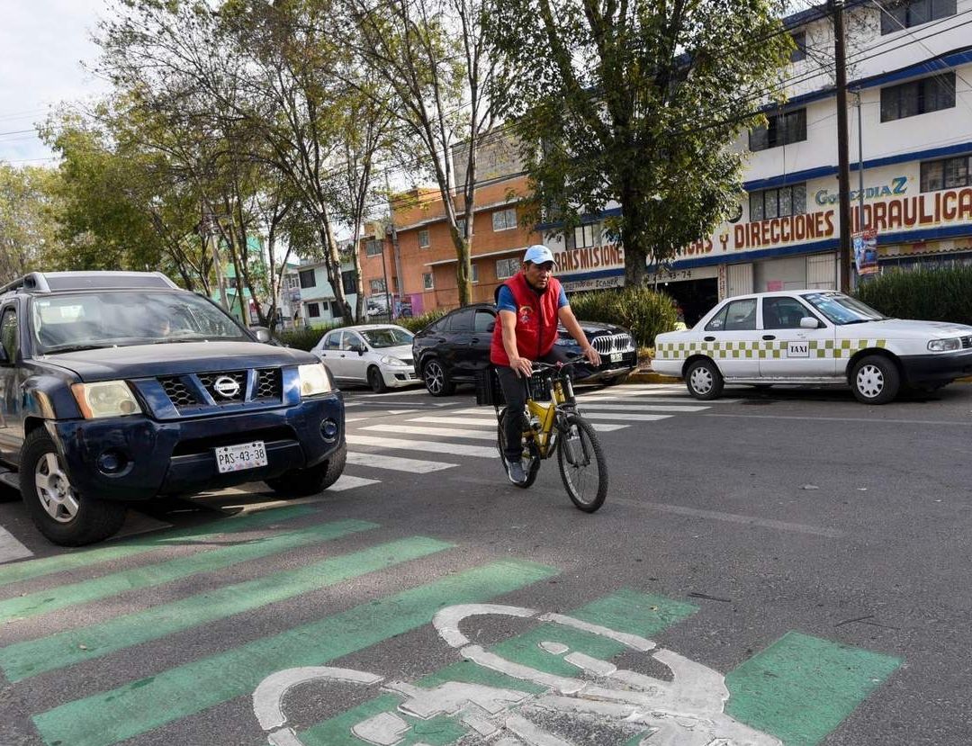 Ciclistas enfrentan vehículos invadiendo carriles exclusivos